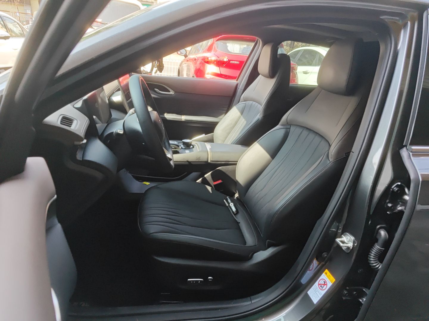 Переднее сиденье в автомобиле