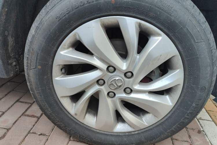 Used BAIC Senova X65 2015 2.0T automatic comfort version Right Front Wheel Hub