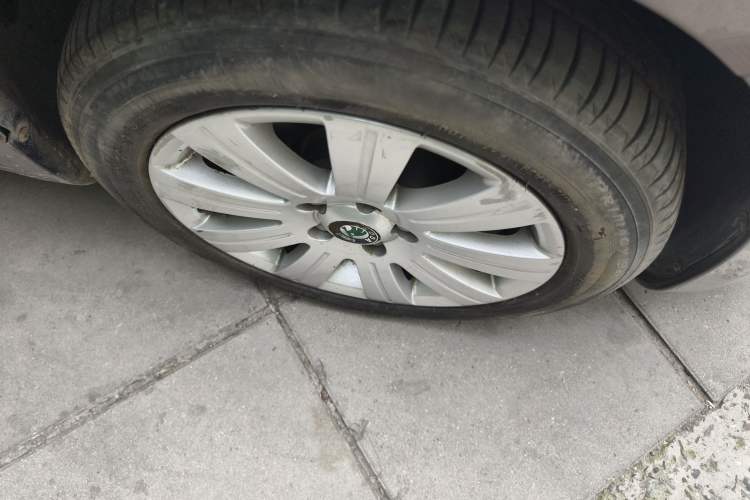 Used Skoda Superb 2009 1.8TSI Automatic Prestige Edition Right Front Wheel Hub