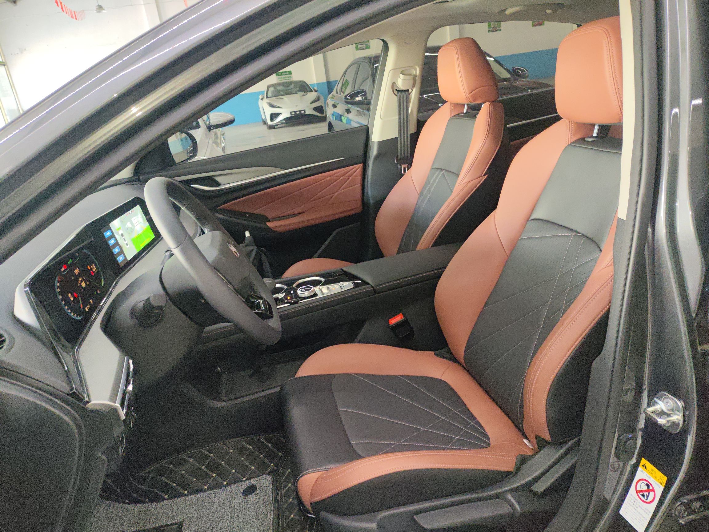 المقاعد الأمامية داخل السيارة