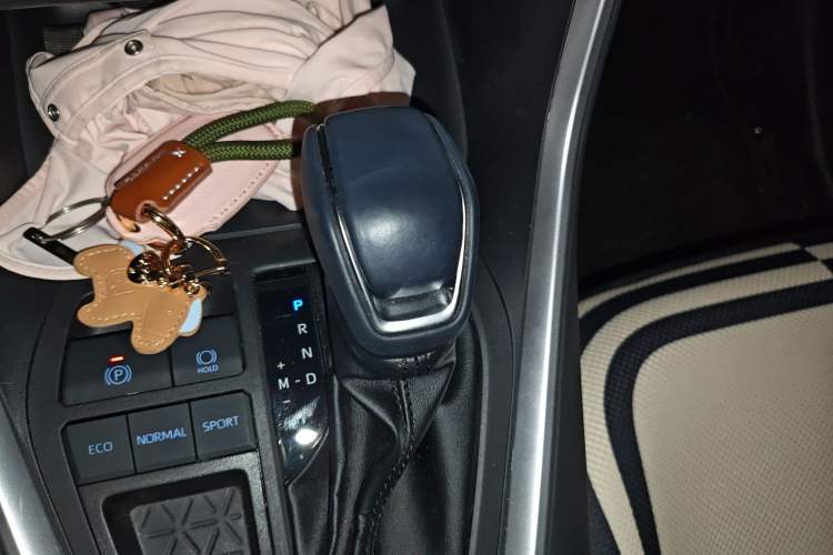 Used Toyota RAV4 2022 2.0L CVT Two-Wheel Drive Fashion Edition Gear Lever