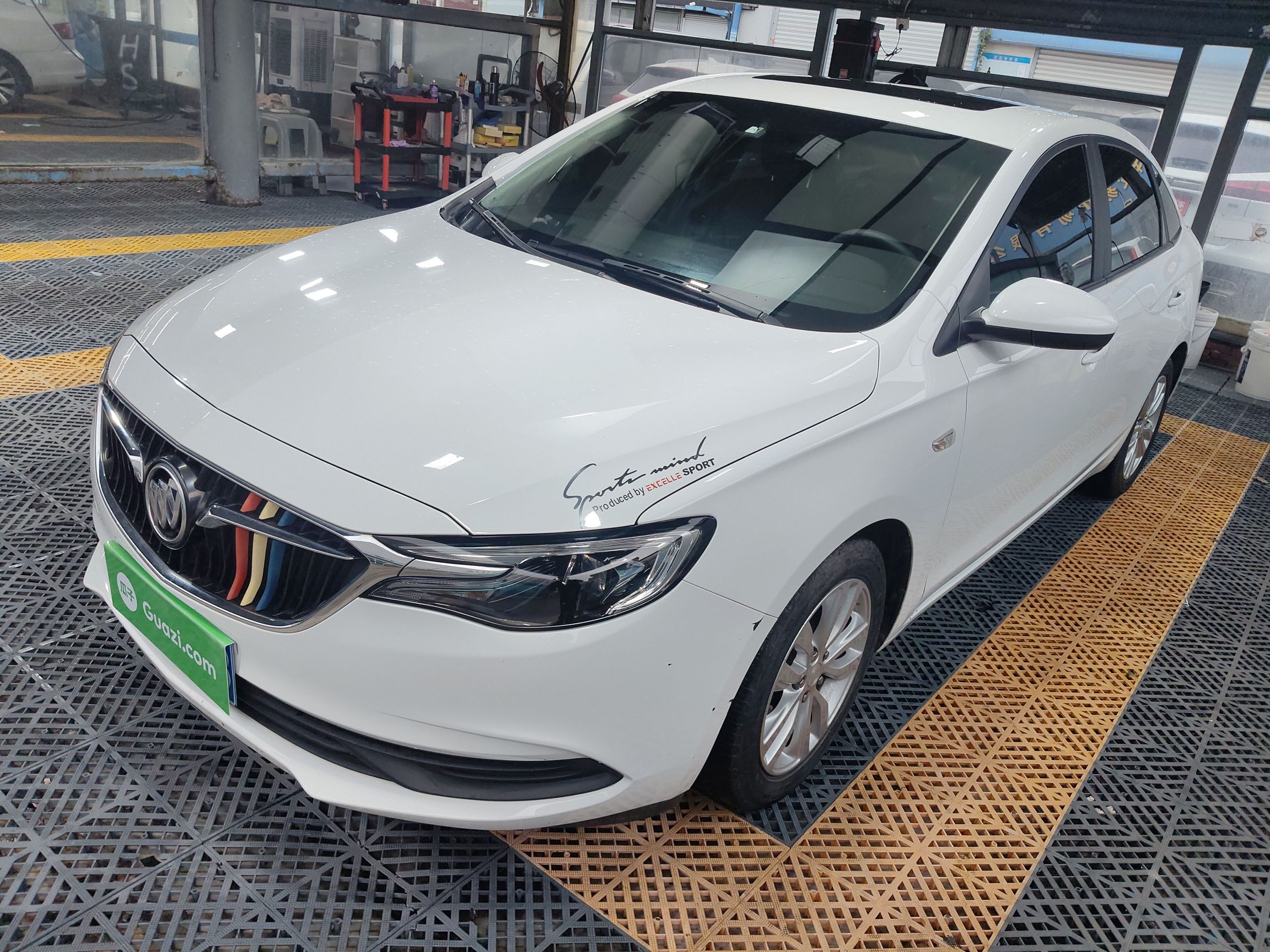 تحت مقدمة السيارة