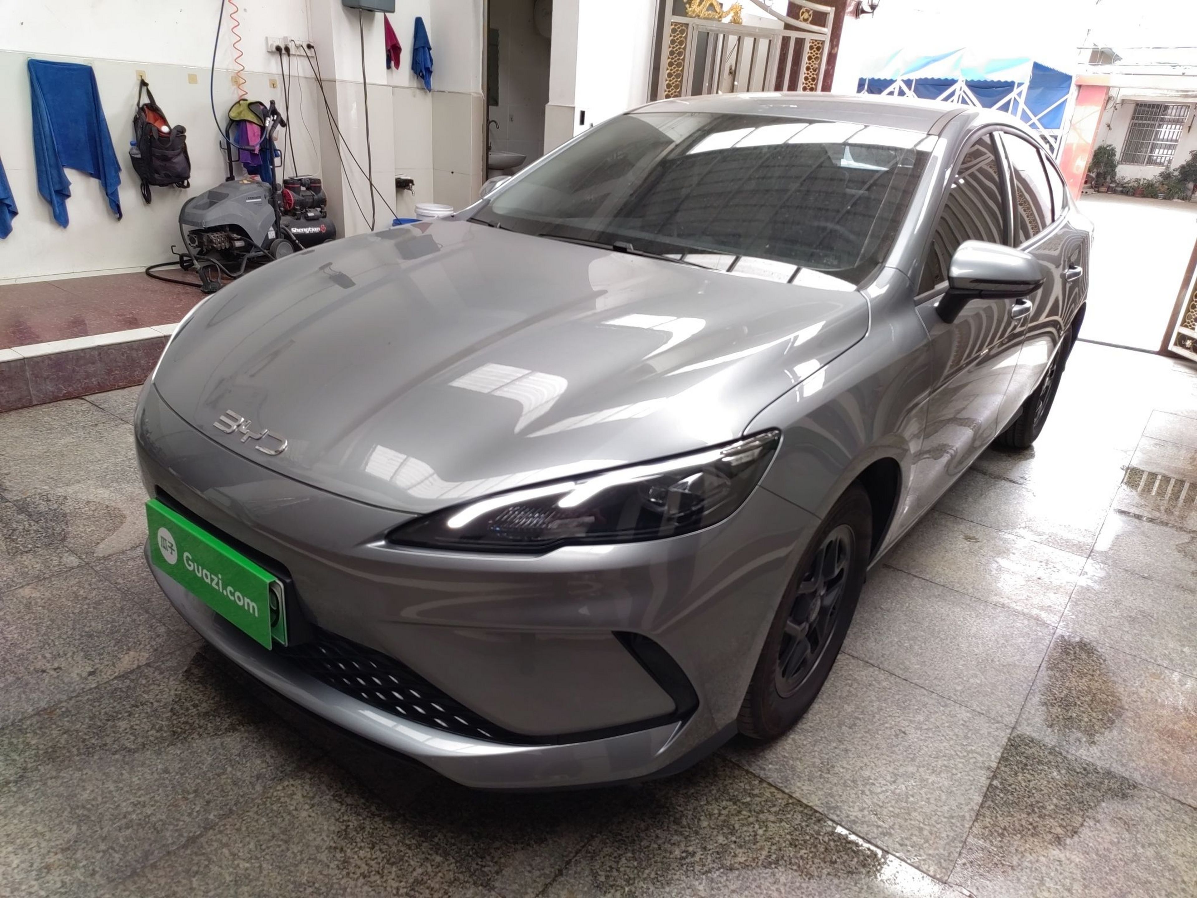 تحت مقدمة السيارة