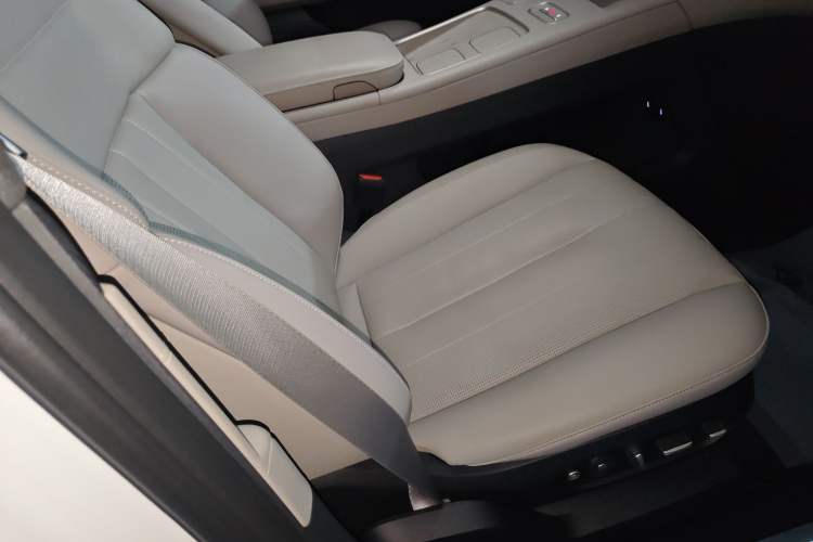 Used Nio ES8 2023 75 kWh Right Front Seat