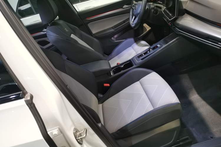 Used Volkswagen Golf 2025 300TSI R-Line
