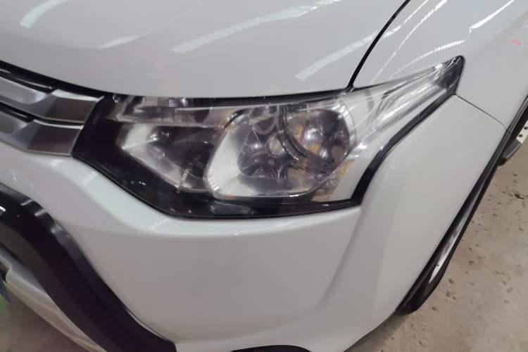 Used Mitsubishi Outlander (Import) 2014 2.0L Two-Wheel Drive Sport Value Edition 5 Seats
