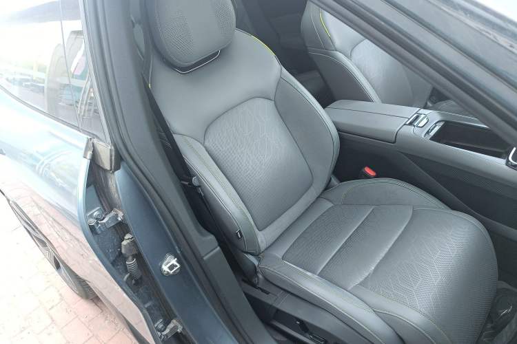 Used Lynk & Co 08 EM-P 2025 220 km All-Wheel-Drive Performance Halo Right Front Seat