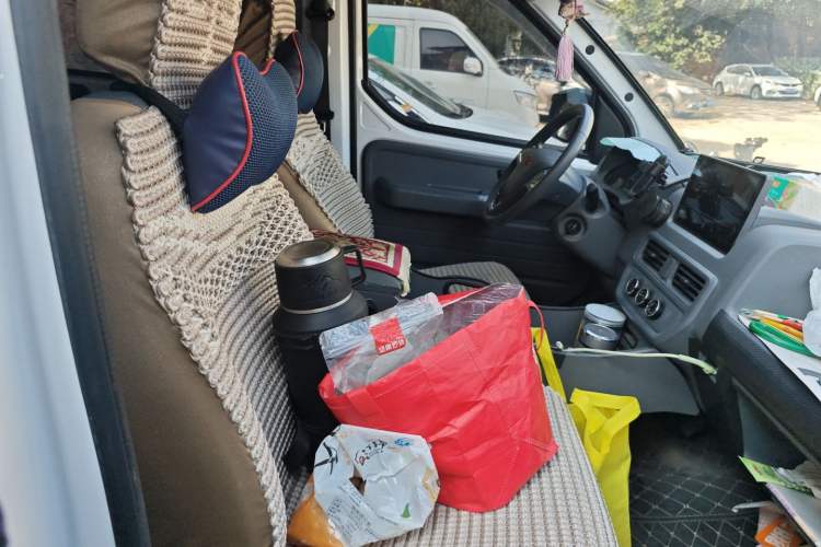 Used Wuling Yangguang 2024 300KM Comfort Version Passenger Van 75kW
