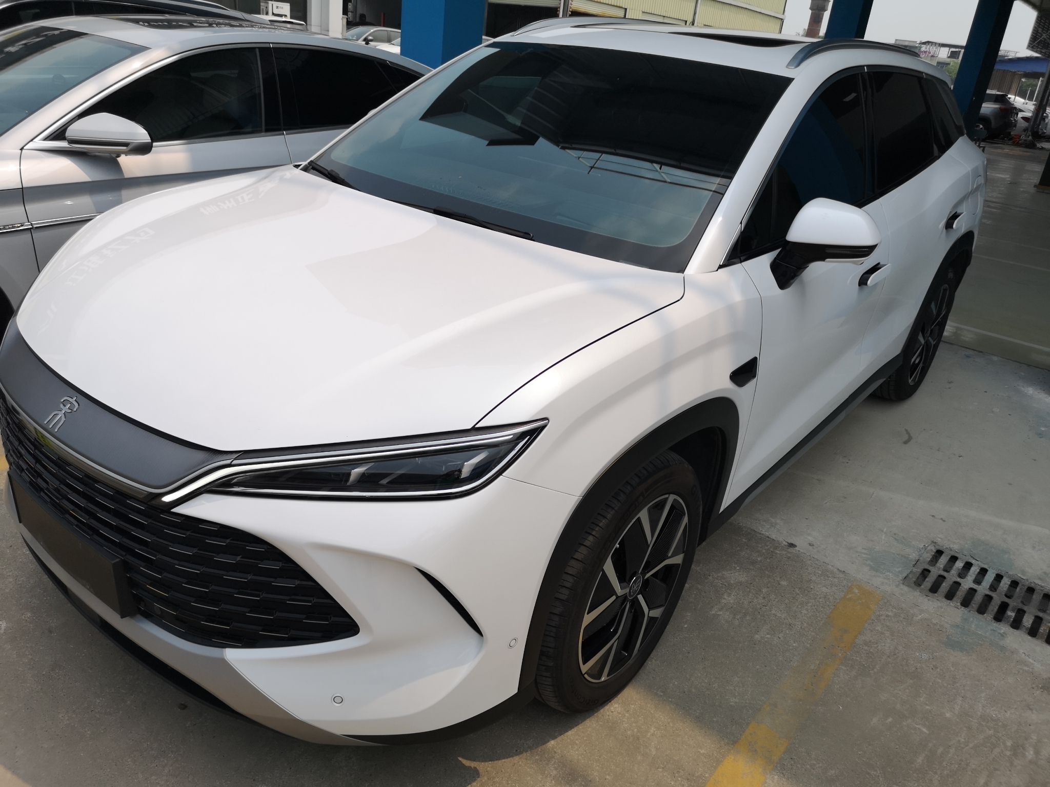 تحت مقدمة السيارة