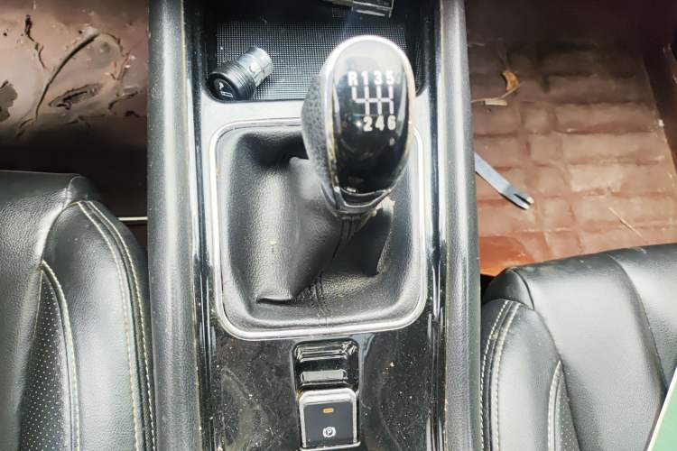 Used Dongfeng Fengon 580 2016 1.5T Manual Luxury Edition Gear Lever