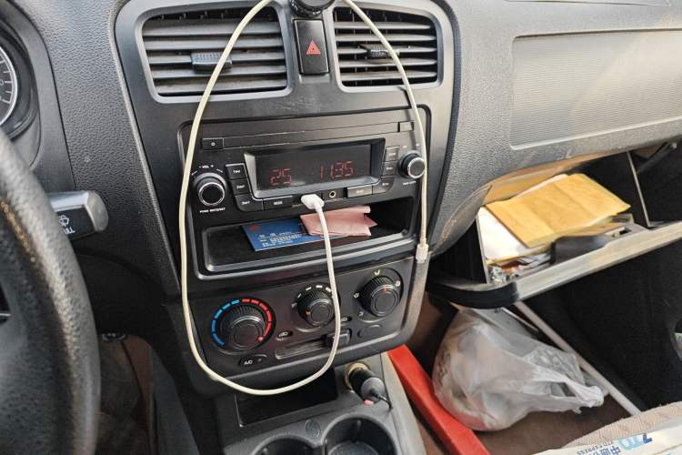 Used Dongfeng Fengon 330 2014 1.5L Manual Utility Version DK15 Audio And AC Panel