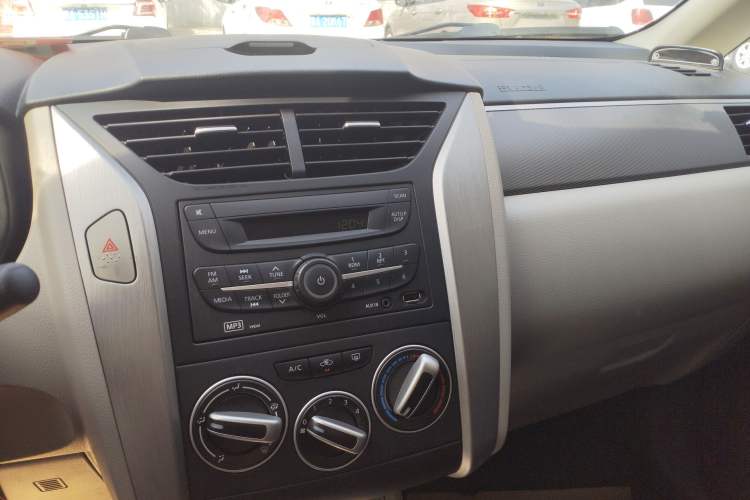 Used Venucia R50 2015 1.6L Manual Fashion Edition Audio And AC Panel