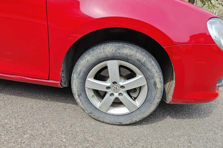 Used Volkswagen Bora 2011 1.6L Automatic Fashion Edition Right Front Wheel Hub