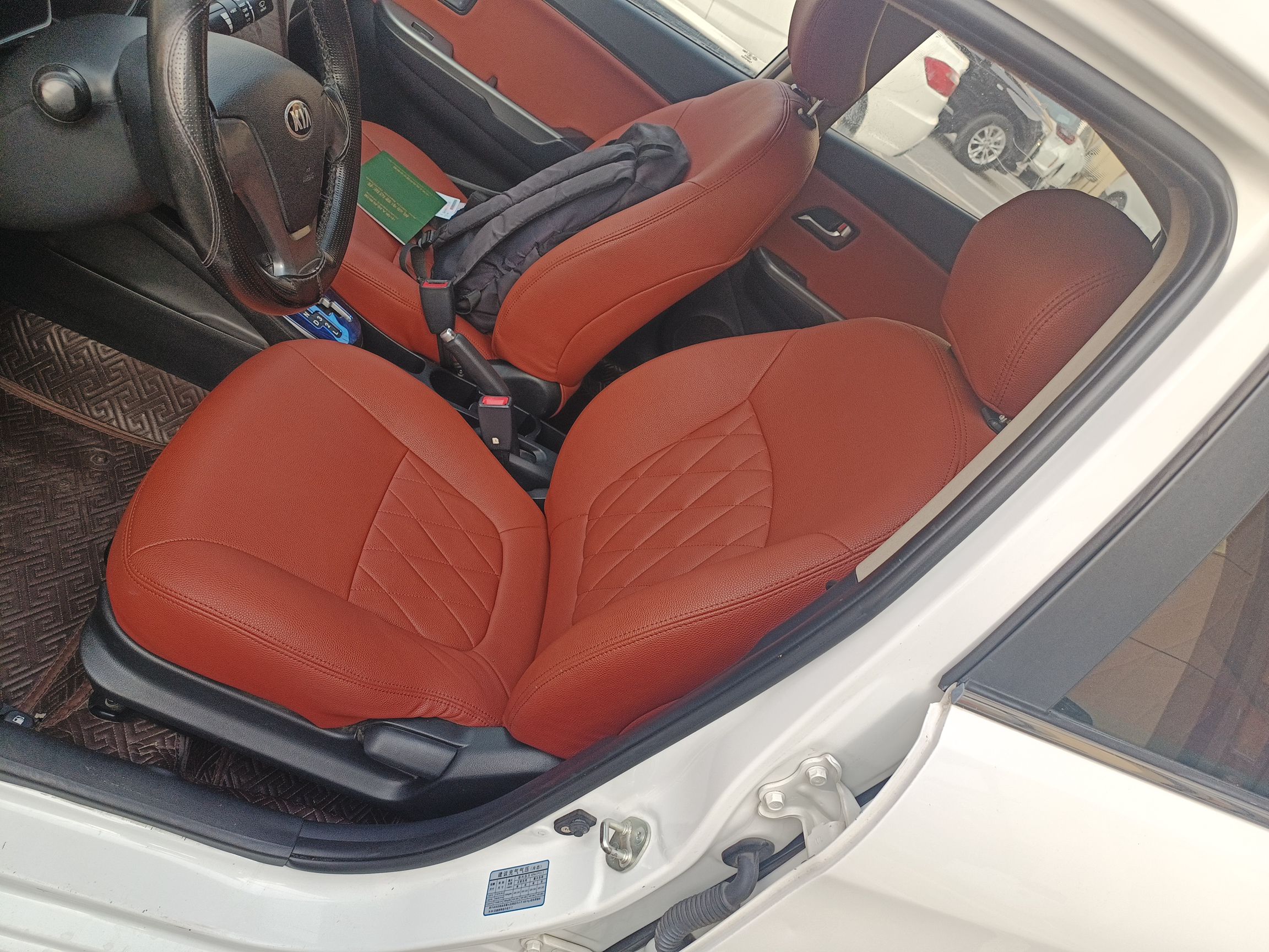 المقاعد الأمامية داخل السيارة