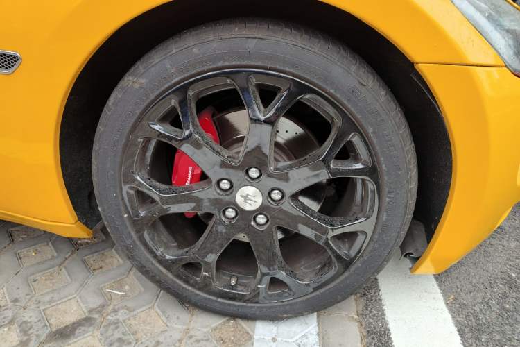 Used Maserati GranTurismo 2007 4.2L Standard Edition Right Front Wheel Hub