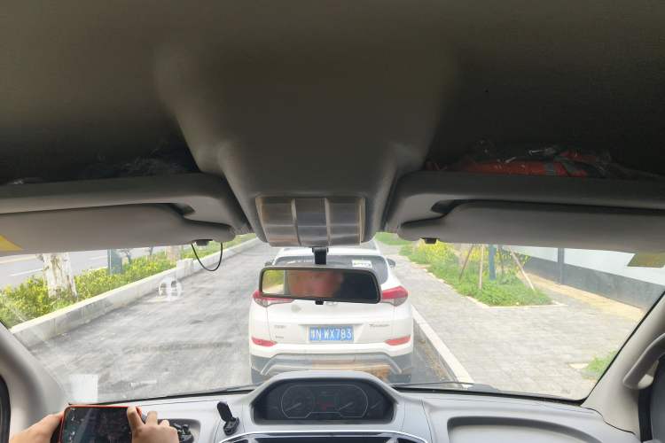 Used SAIC MAXUS Xintu V80 2019 2.5T Classic Edition 6-Speed Manual – Aoyuntong Modified Version Short Wheelbase Mid-Height Roof 5/6 Seats Headliner