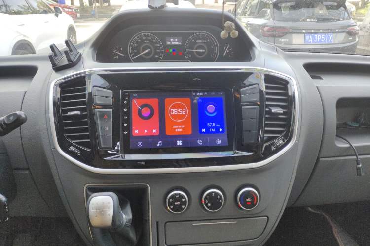 Used SAIC MAXUS Xintu V80 2021 2.0T Manual Classic Aoyuntong Short Wheelbase Mid-Roof 5/6-Seater Audio And AC Panel