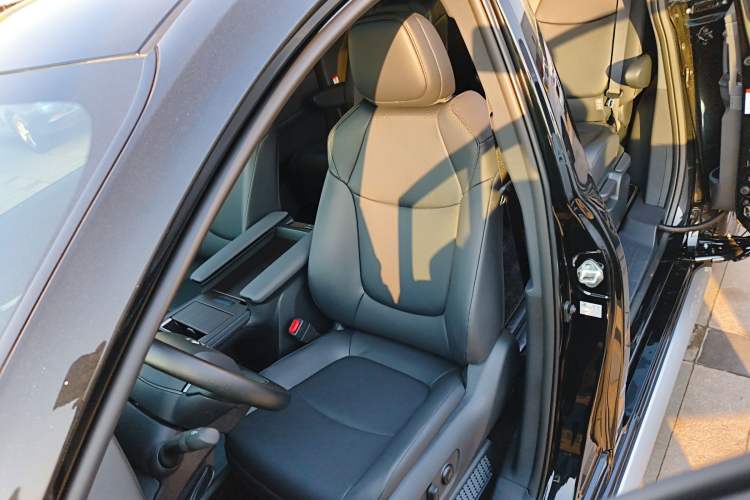 Used Toyota Granvia 2026 Model 2.5L Hybrid Luxury Edition