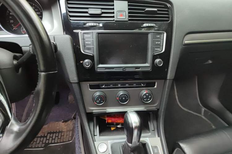 Used Volkswagen Golf 2014 1.4TSI Automatic Luxury Model Audio And AC Panel