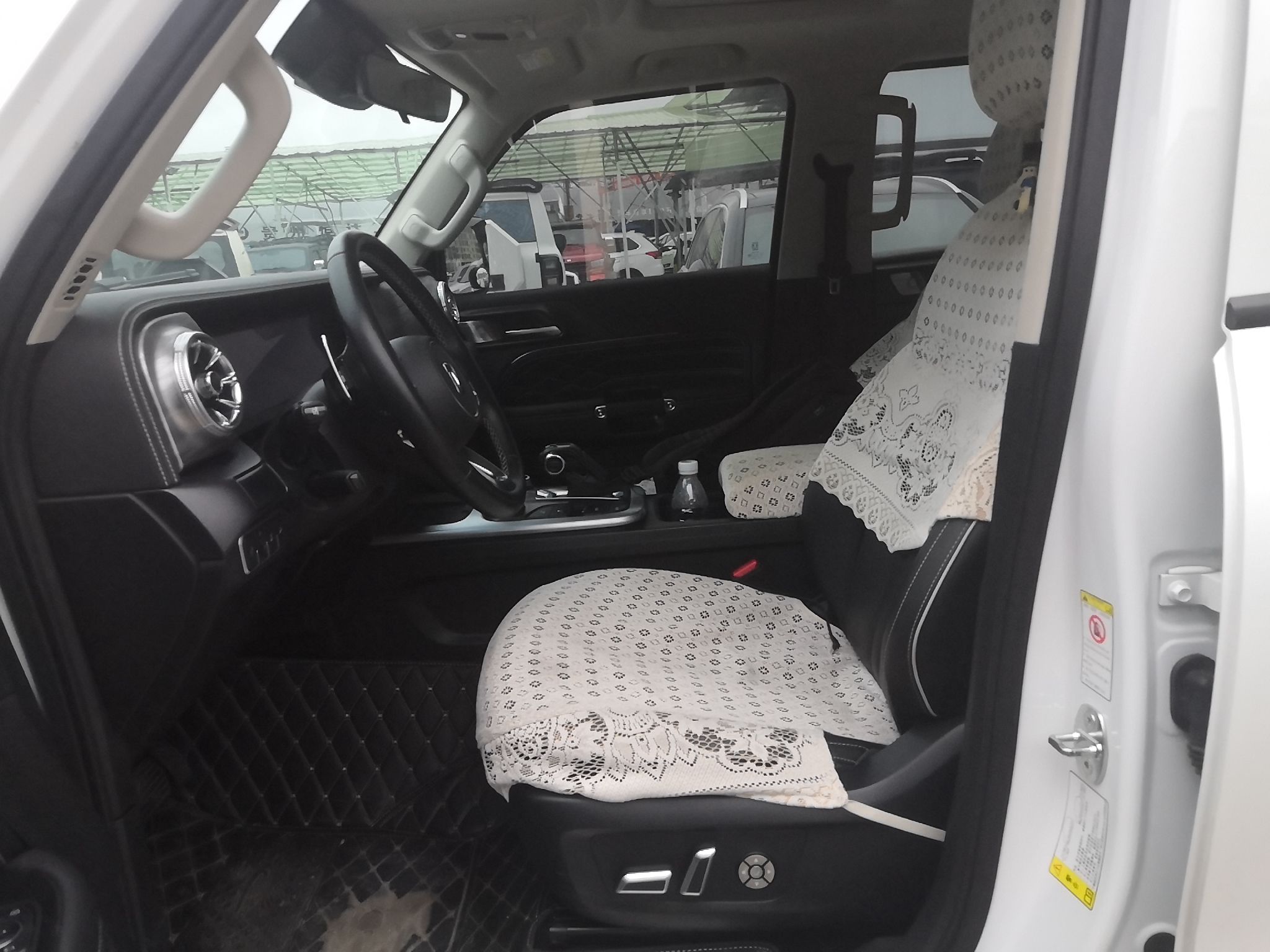 المقاعد الأمامية داخل السيارة