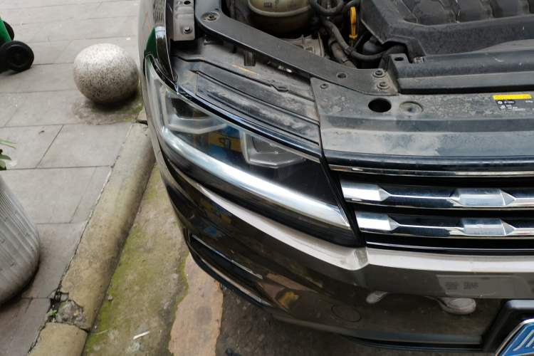 Used Volkswagen Tiguan L 2018 Facelift 330TSI Automatic Two-Wheel Drive Luxury Edition Right Front Headlight