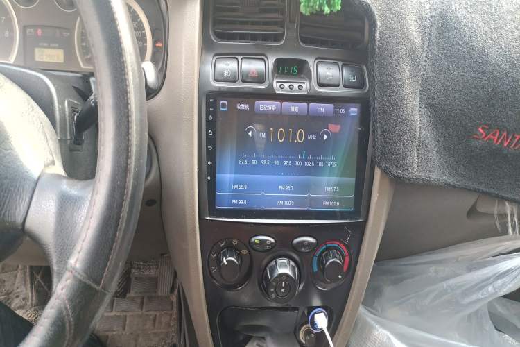 Used Huatai Santa Fe Classic 2012 2.0L Gasoline Manual Two-Wheel Drive with Sunroof Audio And AC Panel