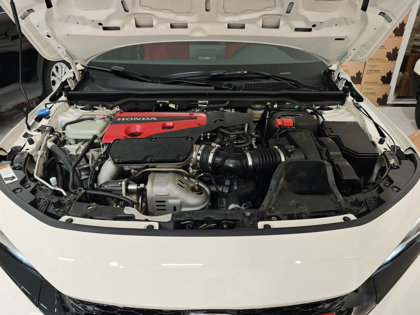 Под передней частью автомобиля