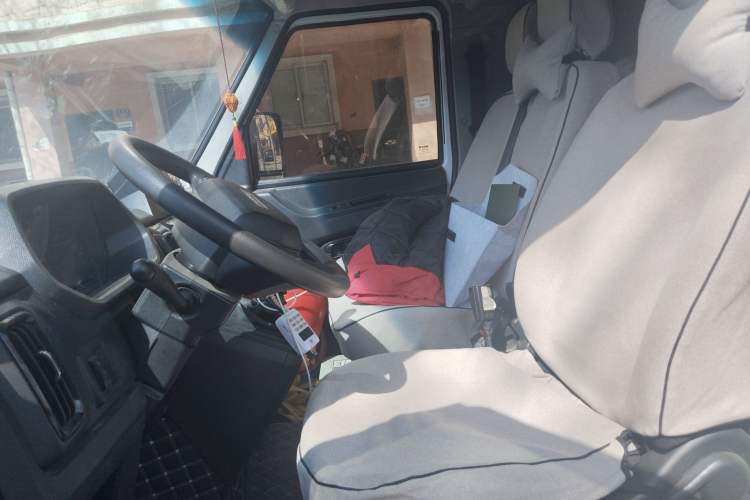 Used Iveco Daily 2023 2.5T A35M1 Short Wheelbase Low-Roof Single-Tire Side-Sliding Door 5-9 Seater
