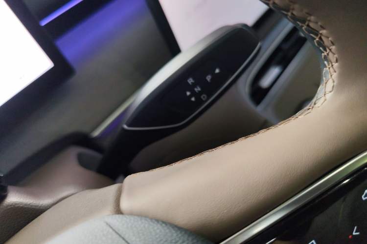 Used Fengyun T8 2025 1.5T 130km Deluxe Version 5 Seats Gear Lever