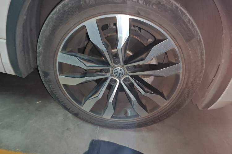 Used Volkswagen Tiguan L 2019 330TSI Automatic Two-Wheel Drive R-Line Flagship Model China VI Standard
