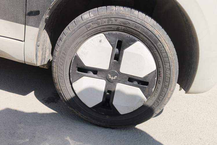 Used Wuling Hongguang MINIEV 2024 3rd Generation 215km Advanced Version Right Front Wheel Hub
