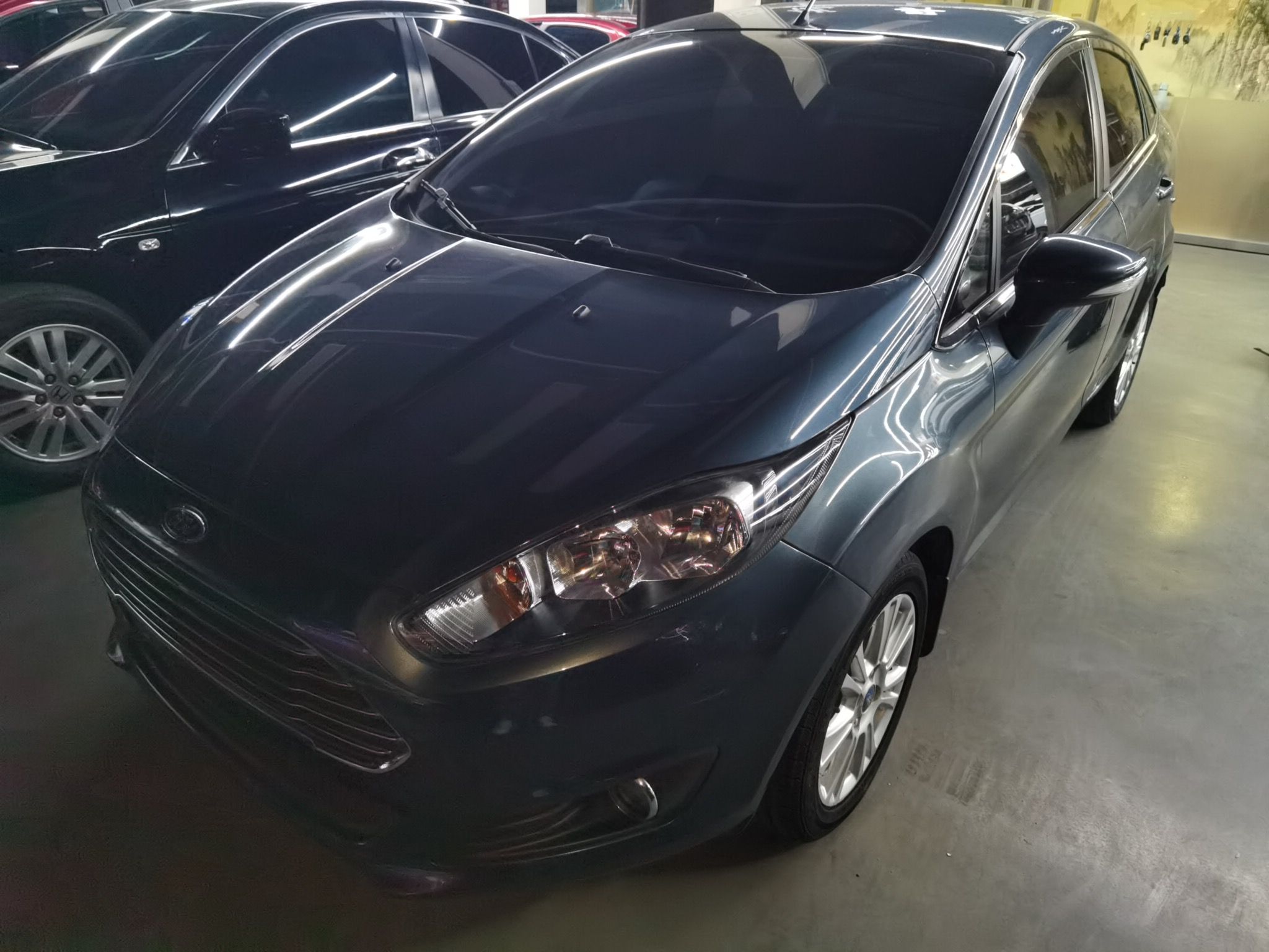 تحت مقدمة السيارة