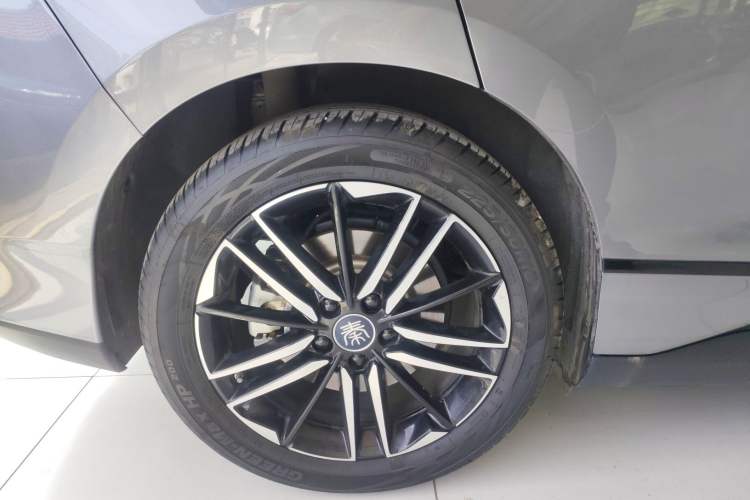 Used BYD Qin L 2025 EV 545KM Excellence Edition Right Rear Wheel Hub