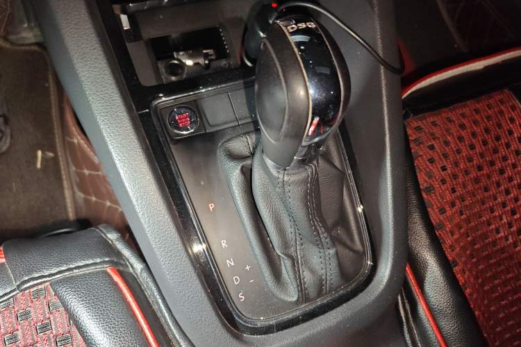 Used Volkswagen Sagitar 2017 230TSI Automatic Comfort Version Gear Lever