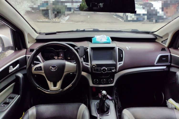 Used HYOSOW H3 2015 1.5L manual Comfort trim level Center Console