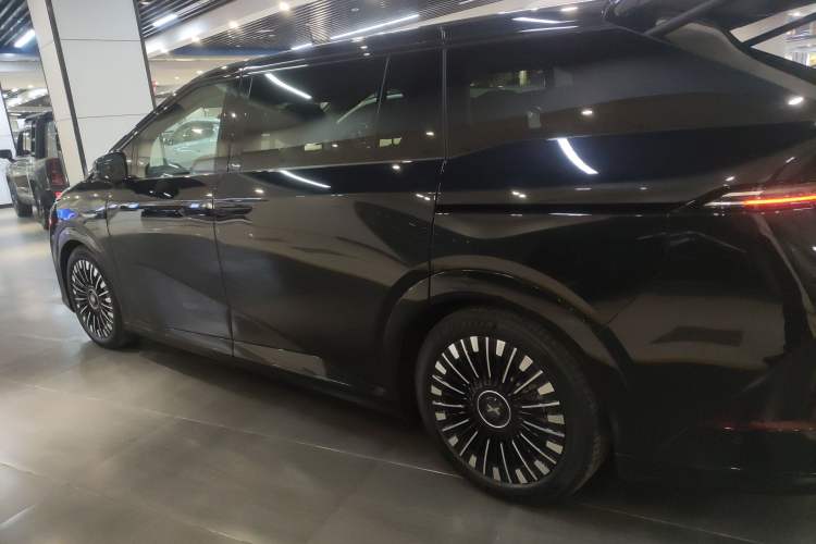 Used XPeng X9 2025 740 Ultra-Long Range Max
