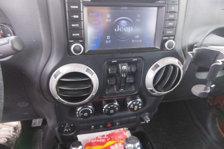 Used Jeep Wrangler 2014 3.0L Sahara Four-Door Edition Audio And AC Panel