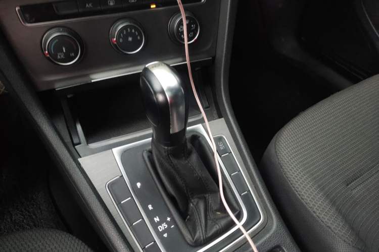 Used Volkswagen Golf 2015 1.4TSI Automatic Comfort Model Gear Lever