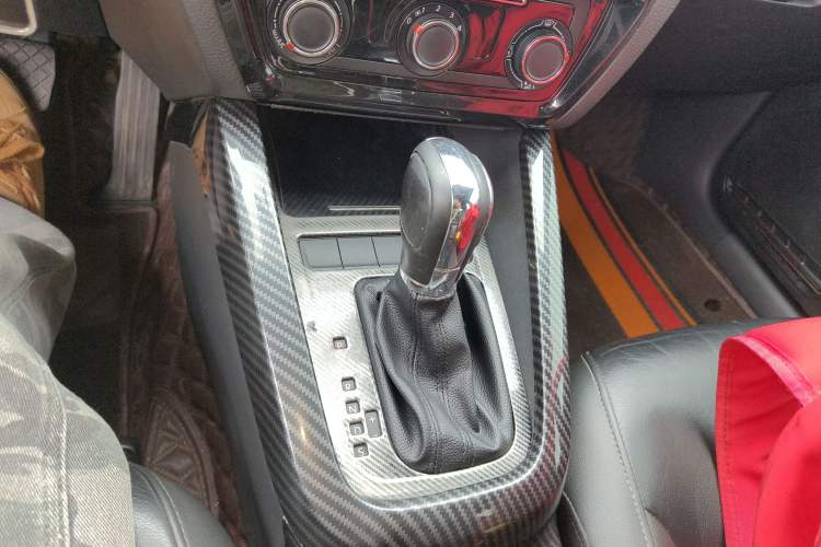 Used Volkswagen Sagitar 2015 1.6L Automatic Comfort Model Gear Lever