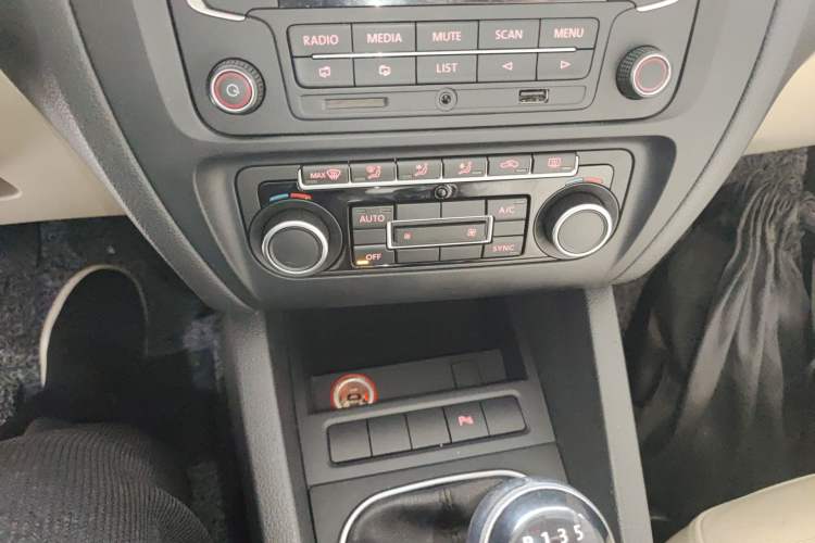 Used Volkswagen Sagitar 2014 Revised Version 1.4TSI Manual Luxury Edition
