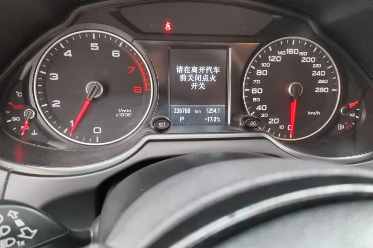Used Audi Q5 2013 40 TFSI Comfort Edition Odometer Close Up