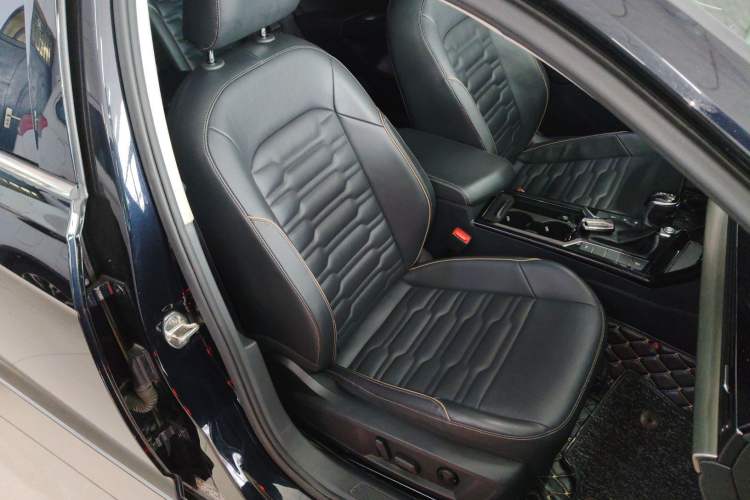 Used Volkswagen Passat 2020 330TSI Elite Edition China VI Right Front Seat