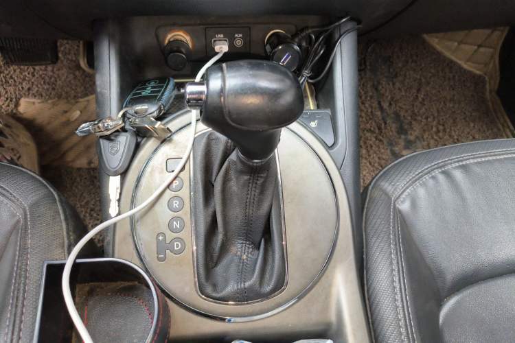 Used Kia Sportage R 2015 2.0L Automatic Two-Wheel Drive DLX Model Gear Lever