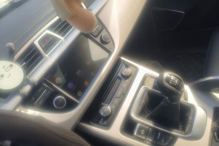 Used Geely Auto Emgrand X7 Sport 2018 2.0L Manual Two-Wheel Drive Zhiya Version Audio And AC Panel