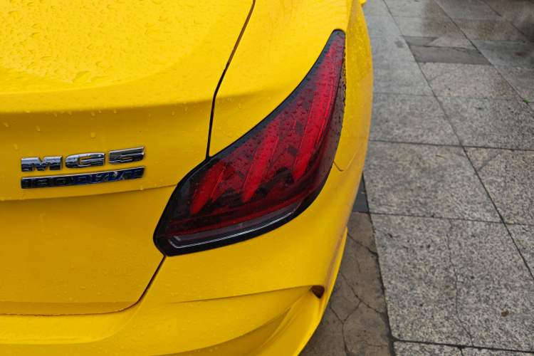 Used MG 5 2021 180 DVVT CVT Youth Luxury Edition
