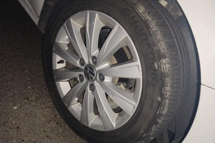 Used Volkswagen Sagitar 2015 1.6L Automatic Comfort Model Right Front Wheel Hub