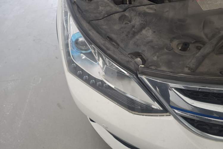 Used BYD Song New Energy 2017 Song DM 1.5TID All-Wheel Drive Luxury Model Right Front Headlight