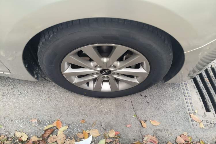 Used Hyundai Mistra 2014 1.8L Automatic Smart GLS Right Front Wheel Hub