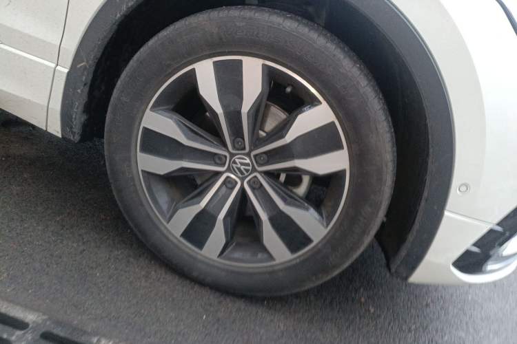 Used Volkswagen Tiguan L 2023 Restyled 330TSI Automatic Two-Wheel Drive R-Line Enhanced Comfort Version Right Front Wheel Hub