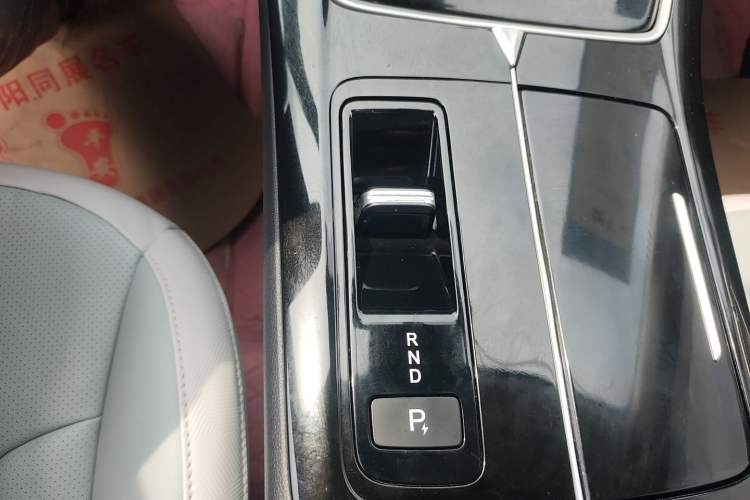 Used Venucia V DD-i 2023 110 km iE Version Gear Lever